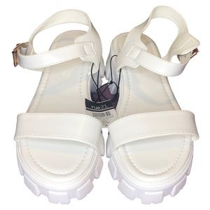 NWT WHITE DIVA BY RUE21, Women’s White Chunky Platform Sandals